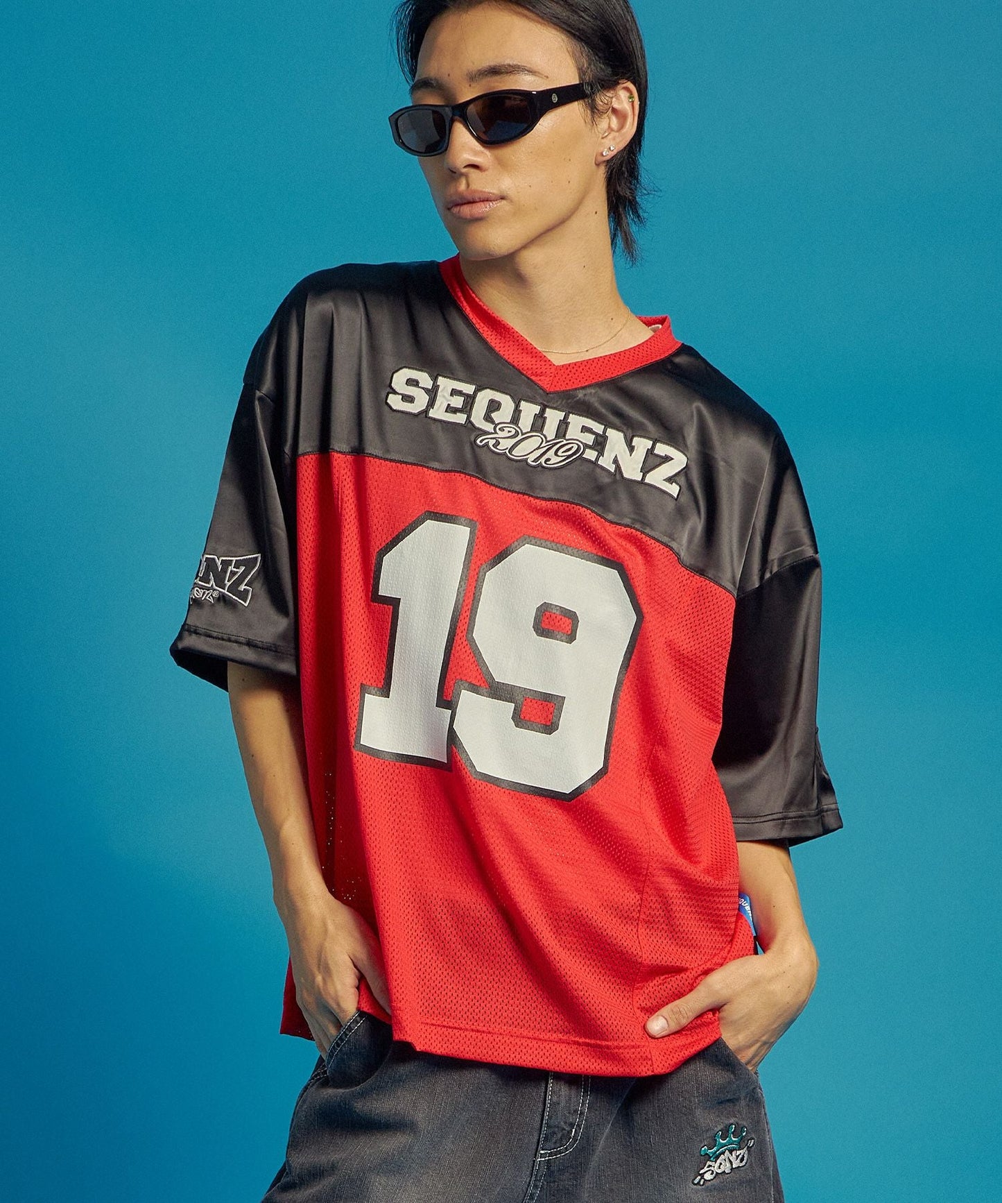 SQNZ FOOTBALL CLUB T-SHIRTS / ゲームシャツ 半袖 ブロークコア Vネック 刺繍 レッド