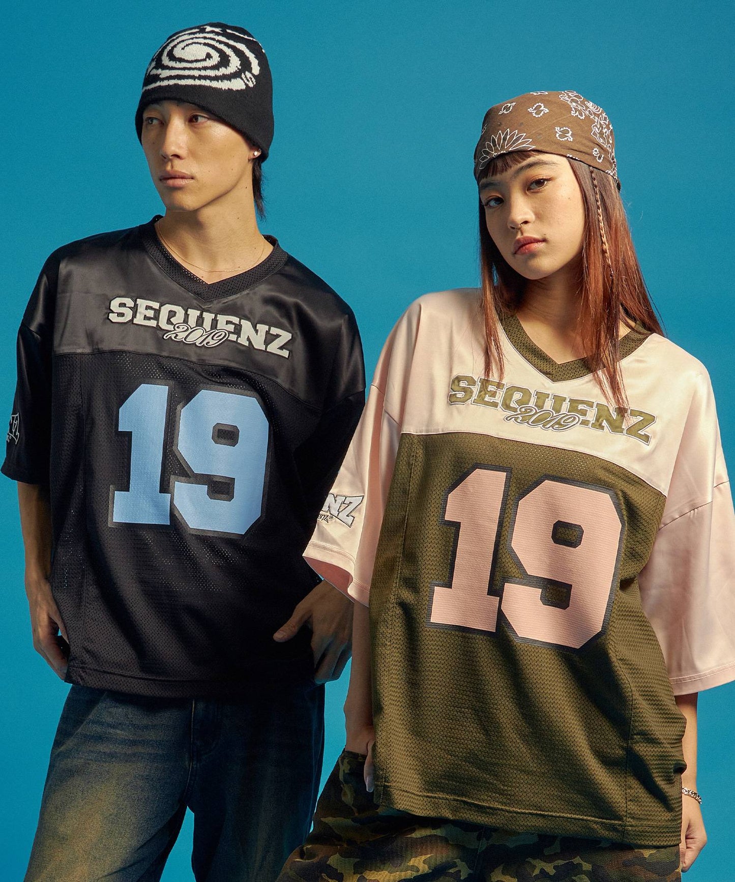 SQNZ FOOTBALL CLUB T-SHIRTS / ゲームシャツ 半袖 ブロークコア Vネック 刺繍 ブラック