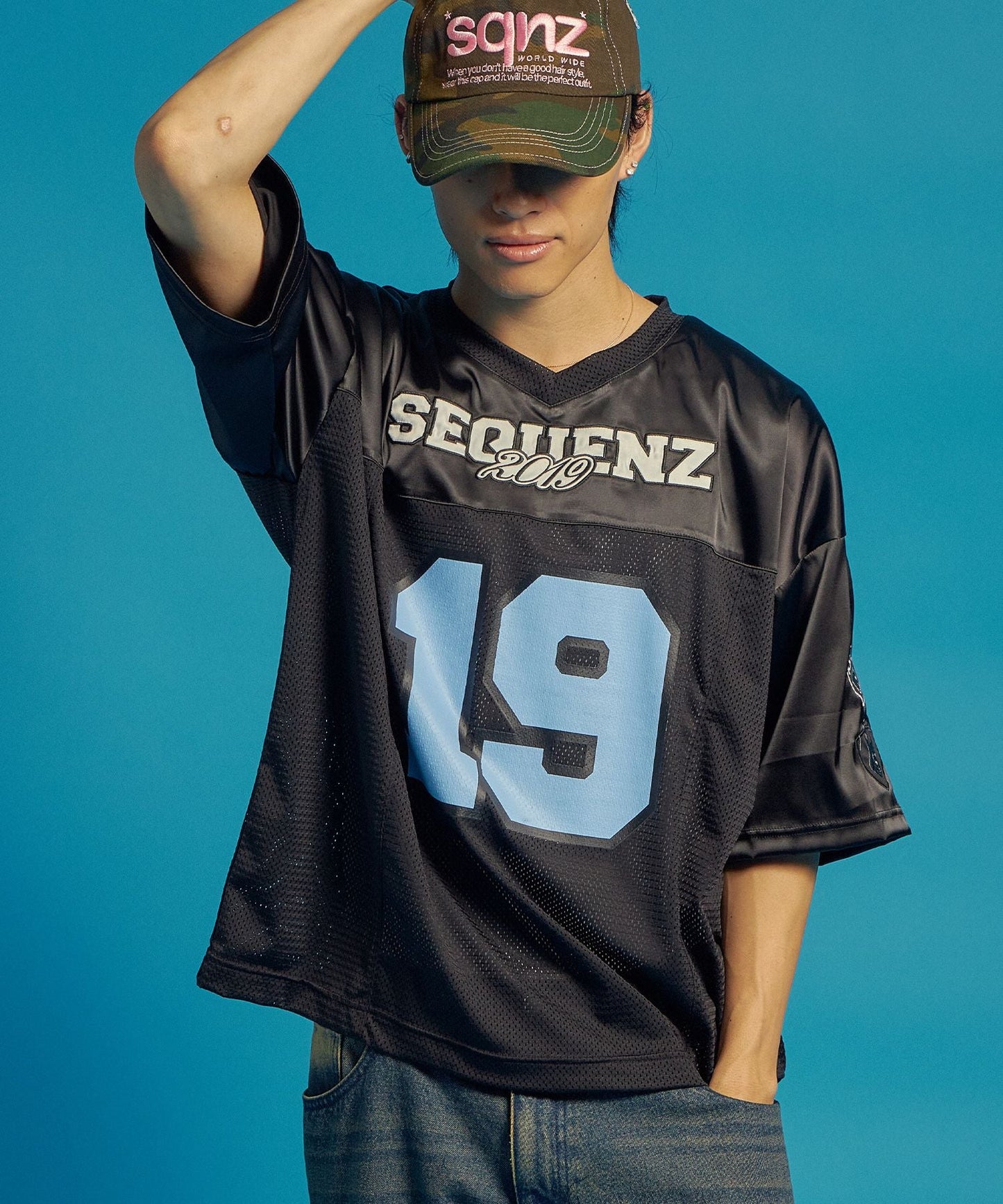 SQNZ FOOTBALL CLUB T-SHIRTS / ゲームシャツ 半袖 ブロークコア Vネック 刺繍 ブラック