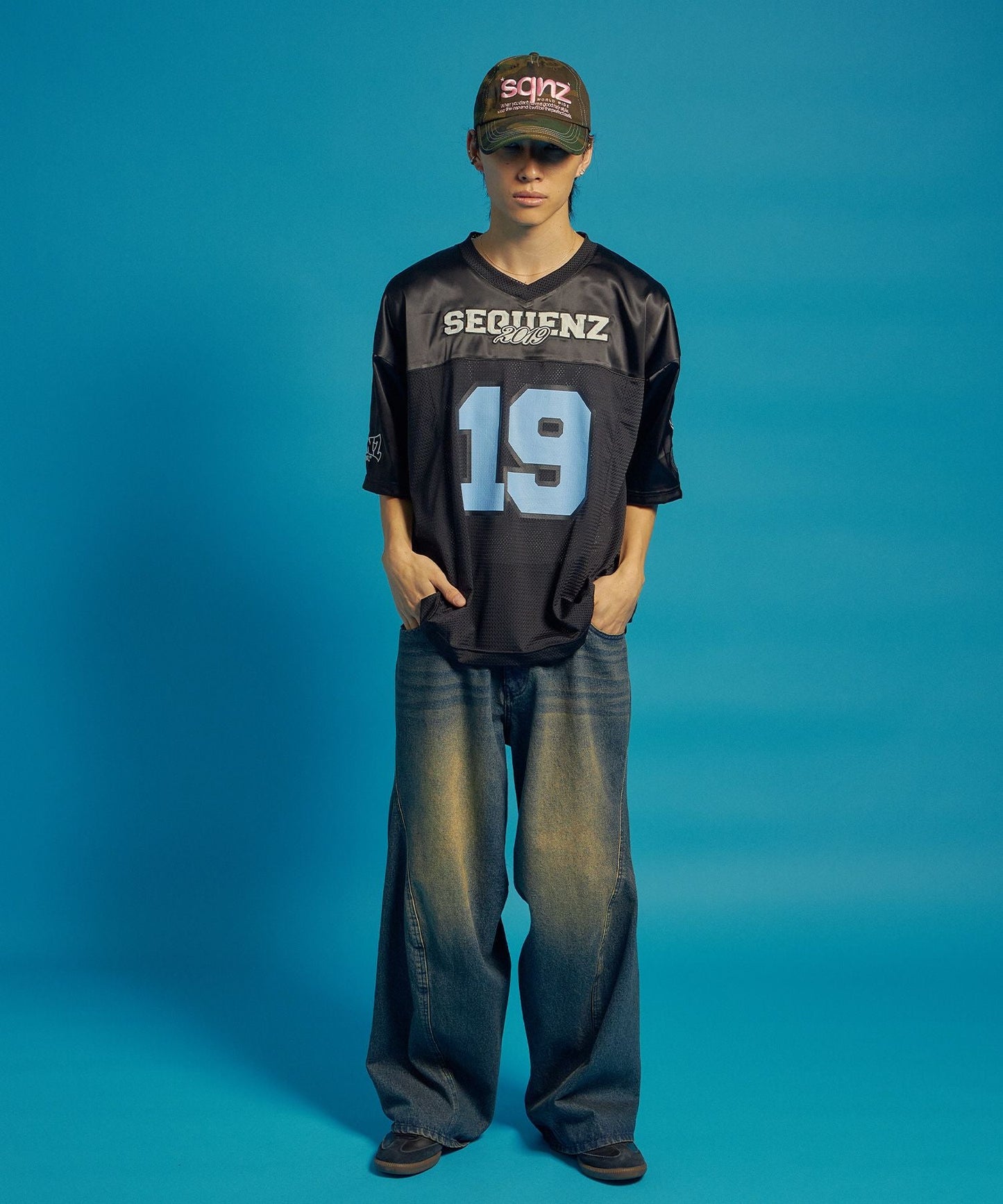 SQNZ FOOTBALL CLUB T-SHIRTS / ゲームシャツ 半袖 ブロークコア Vネック 刺繍 ブラック