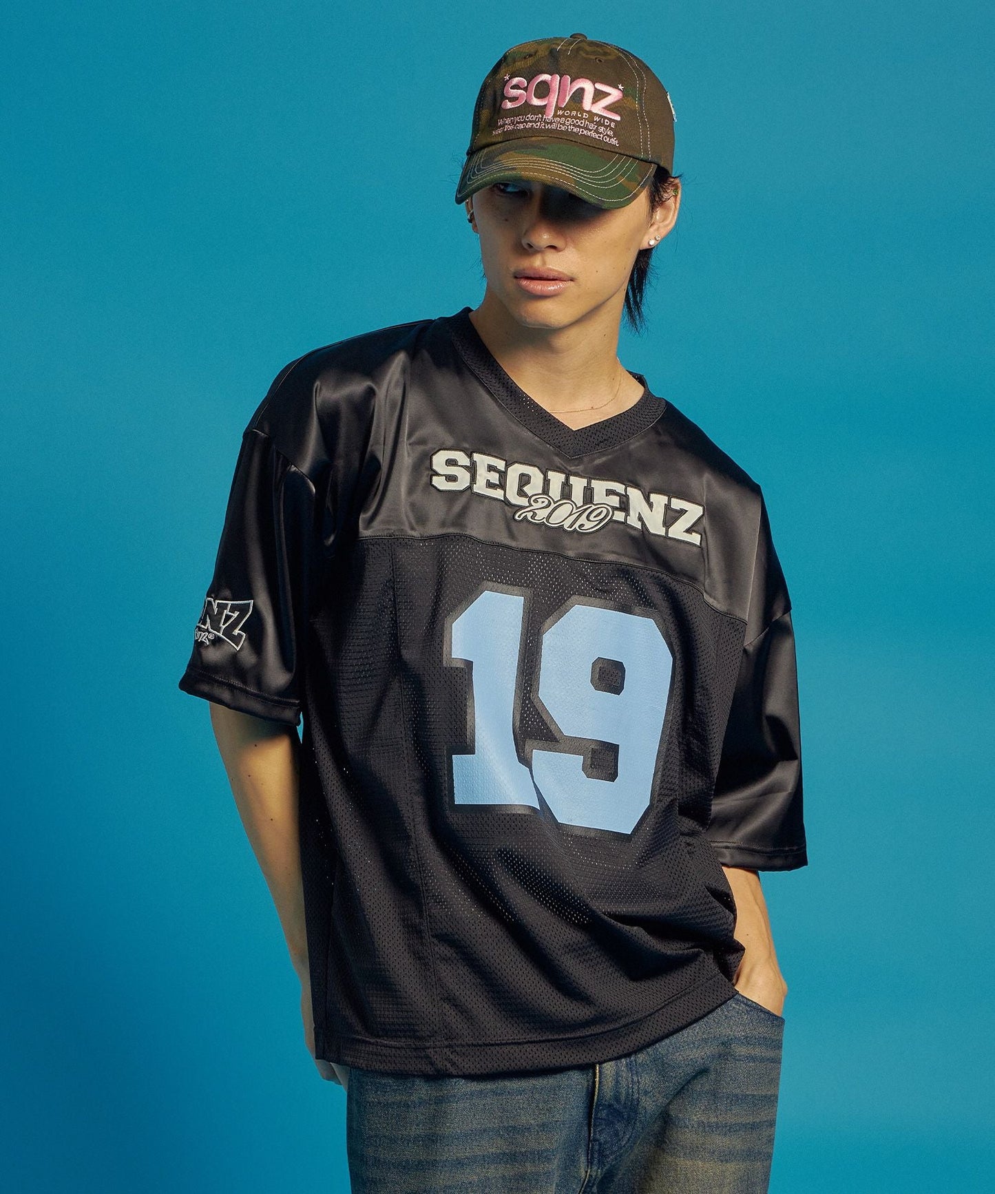 SQNZ FOOTBALL CLUB T-SHIRTS / ゲームシャツ 半袖 ブロークコア Vネック 刺繍 ブラック