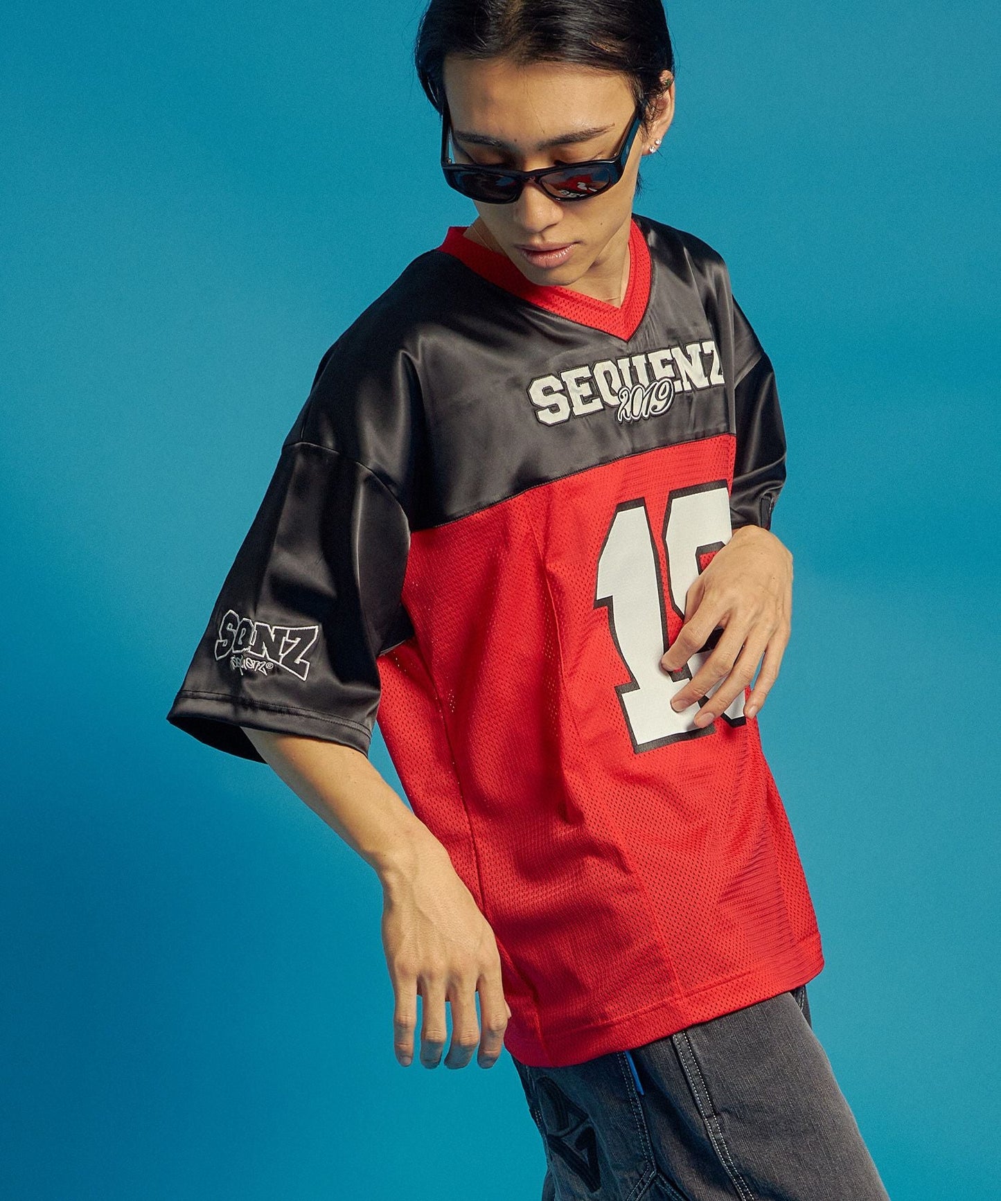 SQNZ FOOTBALL CLUB T-SHIRTS / ゲームシャツ 半袖 ブロークコア Vネック 刺繍 レッド