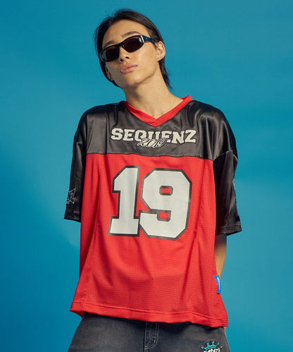 SQNZ FOOTBALL CLUB T-SHIRTS / ゲームシャツ 半袖 ブロークコア Vネック 刺繍 レッド