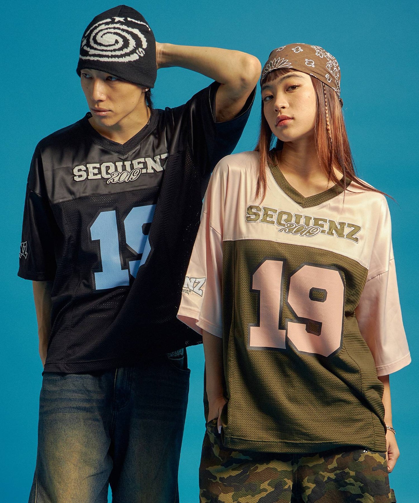 SQNZ FOOTBALL CLUB T-SHIRTS / ゲームシャツ 半袖 ブロークコア Vネック 刺繍 カーキ