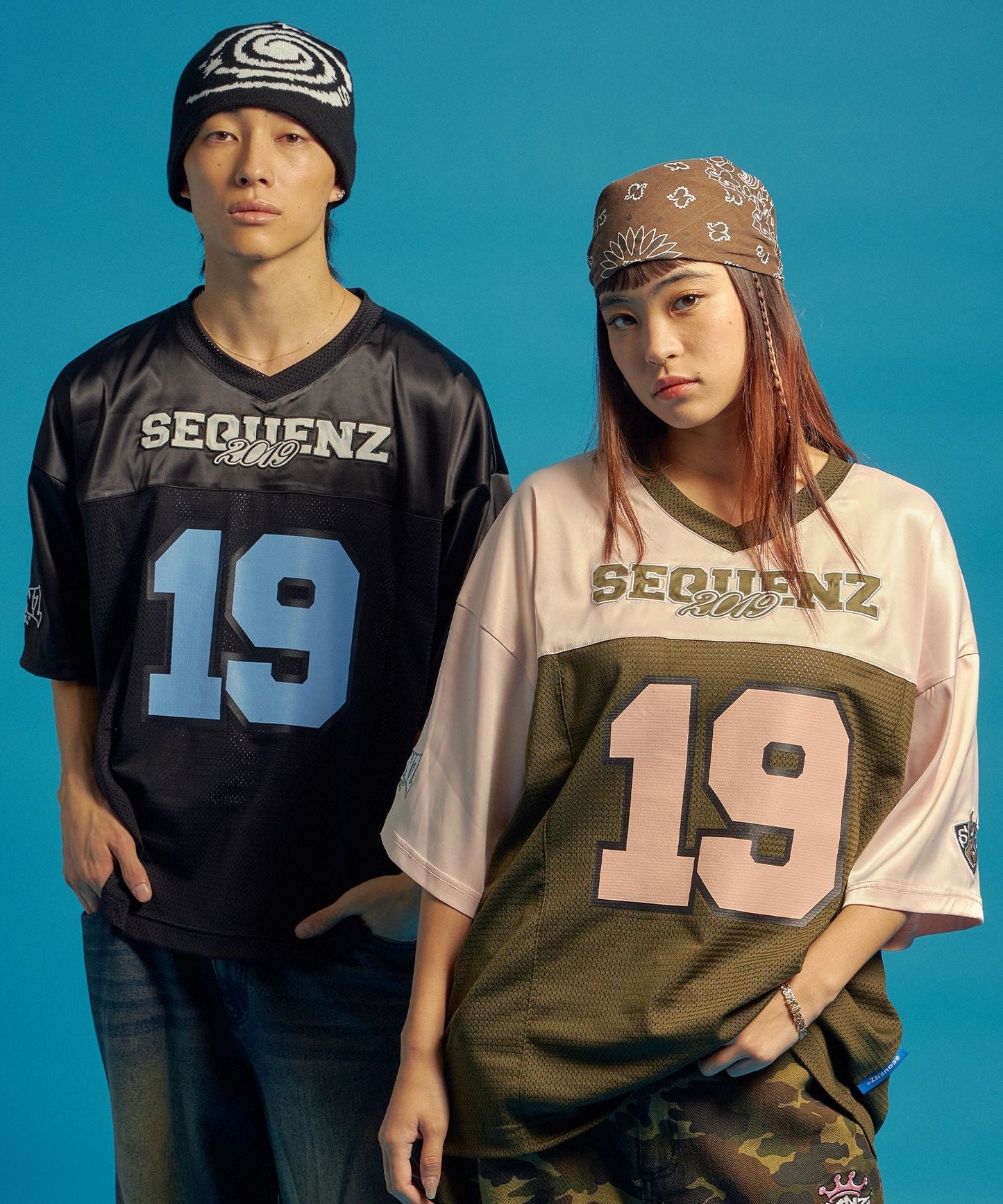 SQNZ FOOTBALL CLUB T-SHIRTS / ゲームシャツ 半袖 ブロークコア Vネック 刺繍 ブラック