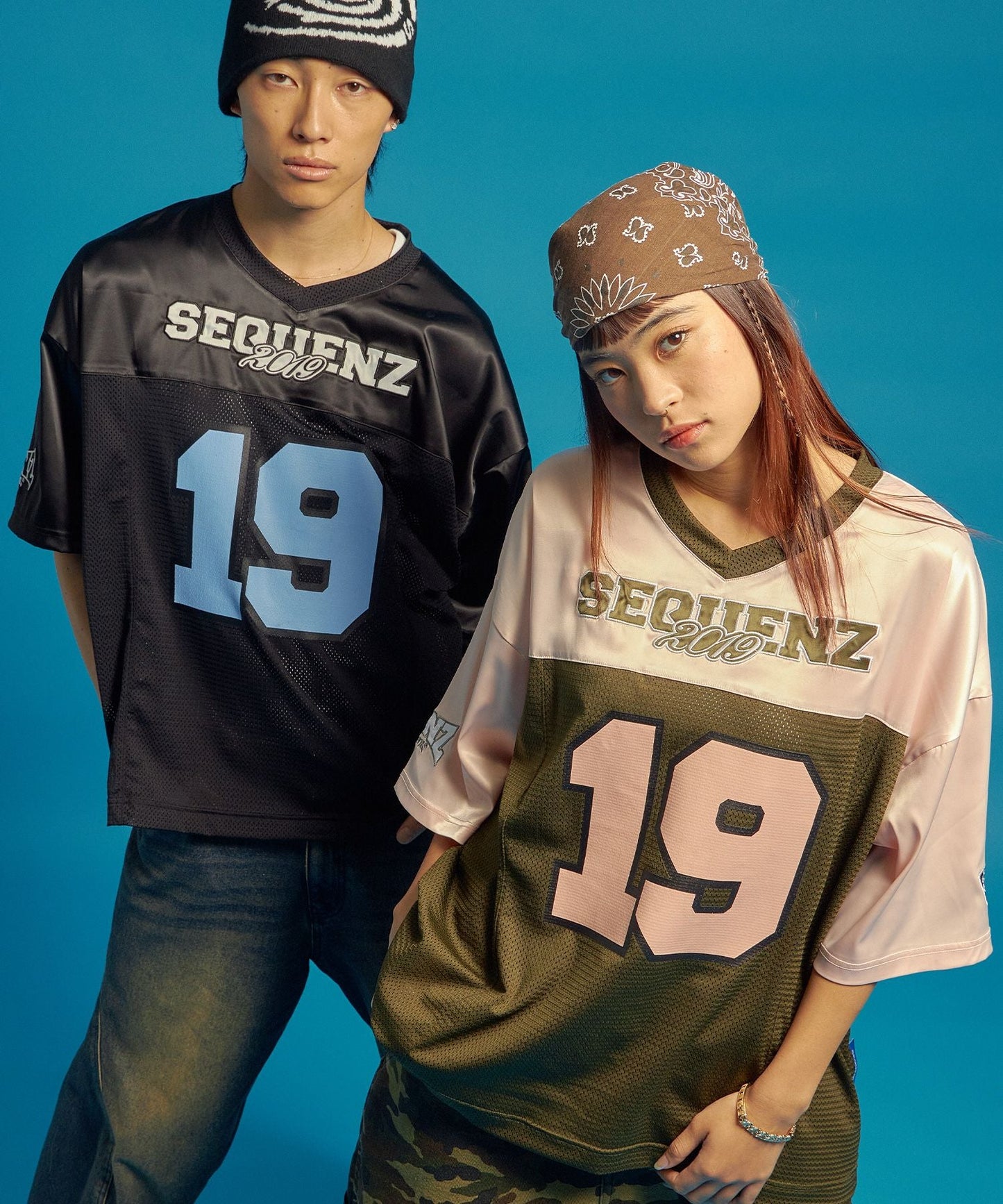 SQNZ FOOTBALL CLUB T-SHIRTS / ゲームシャツ 半袖 ブロークコア Vネック 刺繍 ブラック