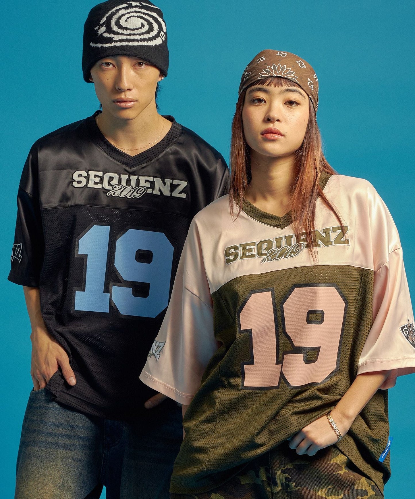 SQNZ FOOTBALL CLUB T-SHIRTS / ゲームシャツ 半袖 ブロークコア Vネック 刺繍 ブラック