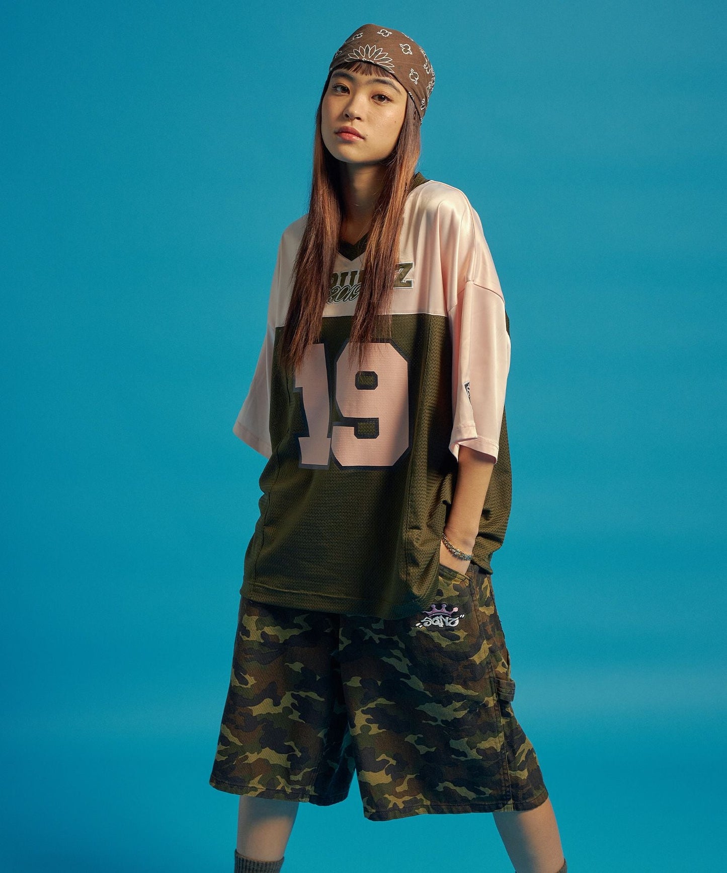 SQNZ FOOTBALL CLUB T-SHIRTS / ゲームシャツ 半袖 ブロークコア Vネック 刺繍 カーキ