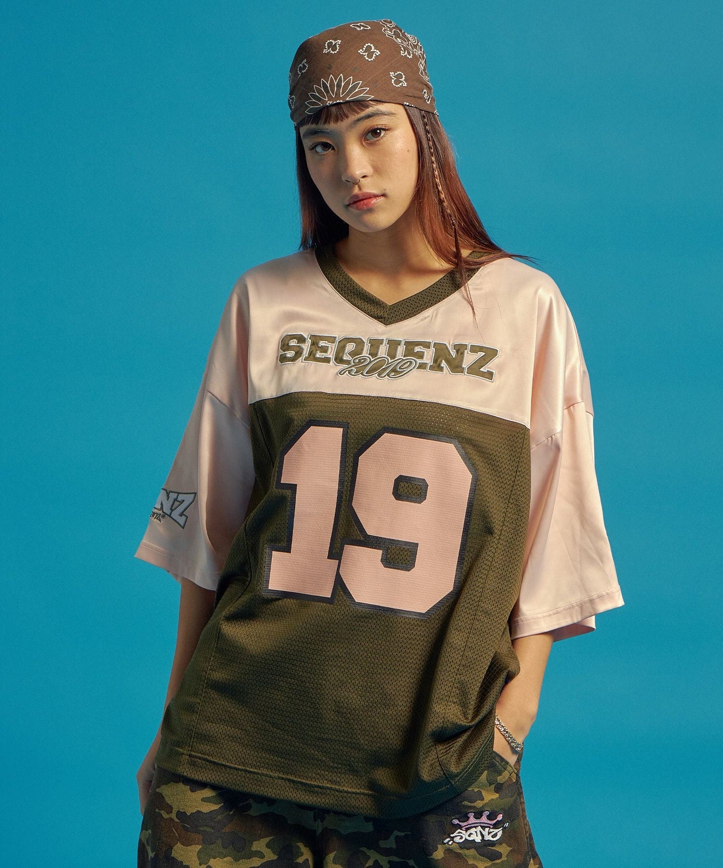 SQNZ FOOTBALL CLUB T-SHIRTS / ゲームシャツ 半袖 ブロークコア Vネック 刺繍 カーキ