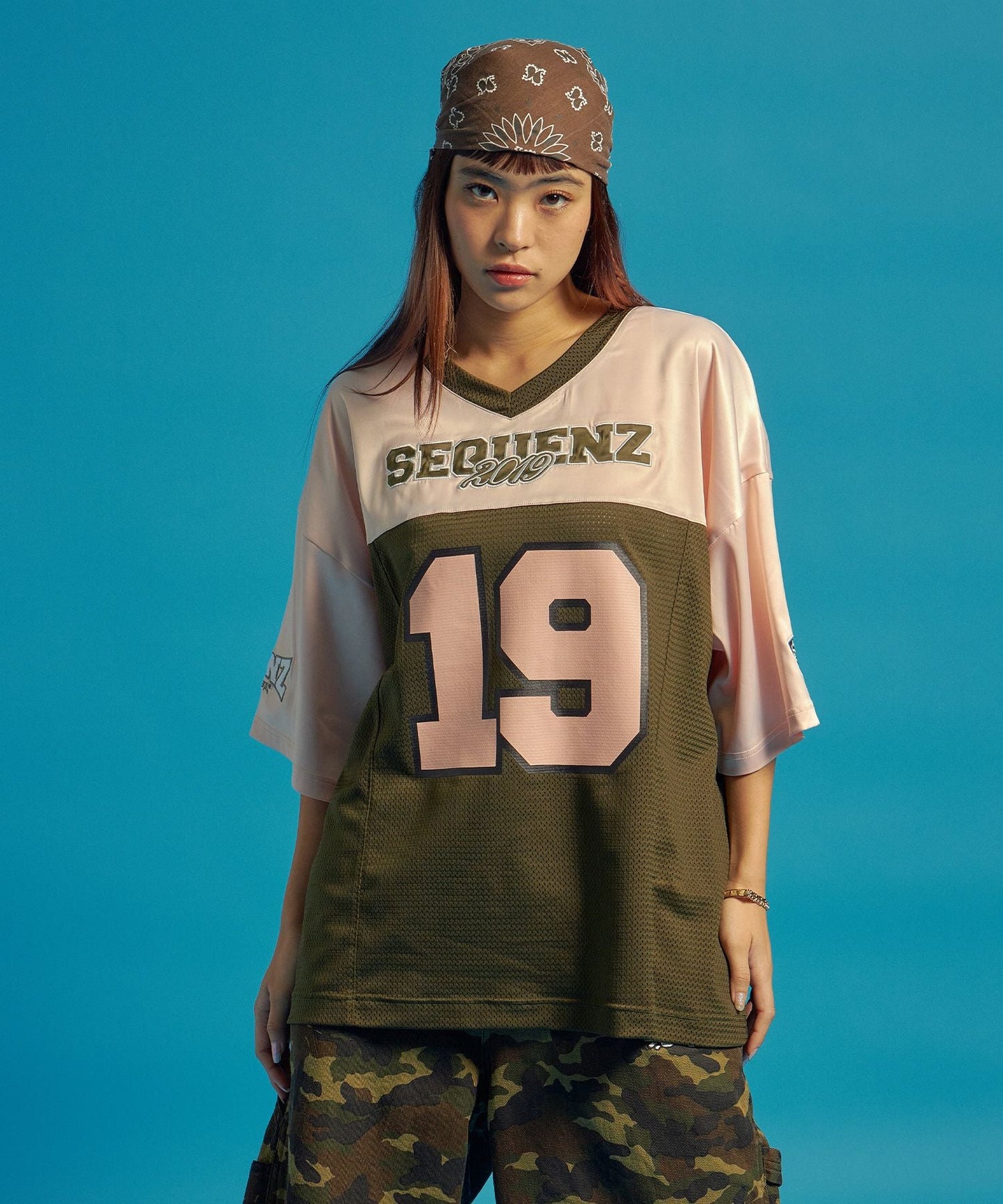 SQNZ FOOTBALL CLUB T-SHIRTS / ゲームシャツ 半袖 ブロークコア Vネック 刺繍 カーキ