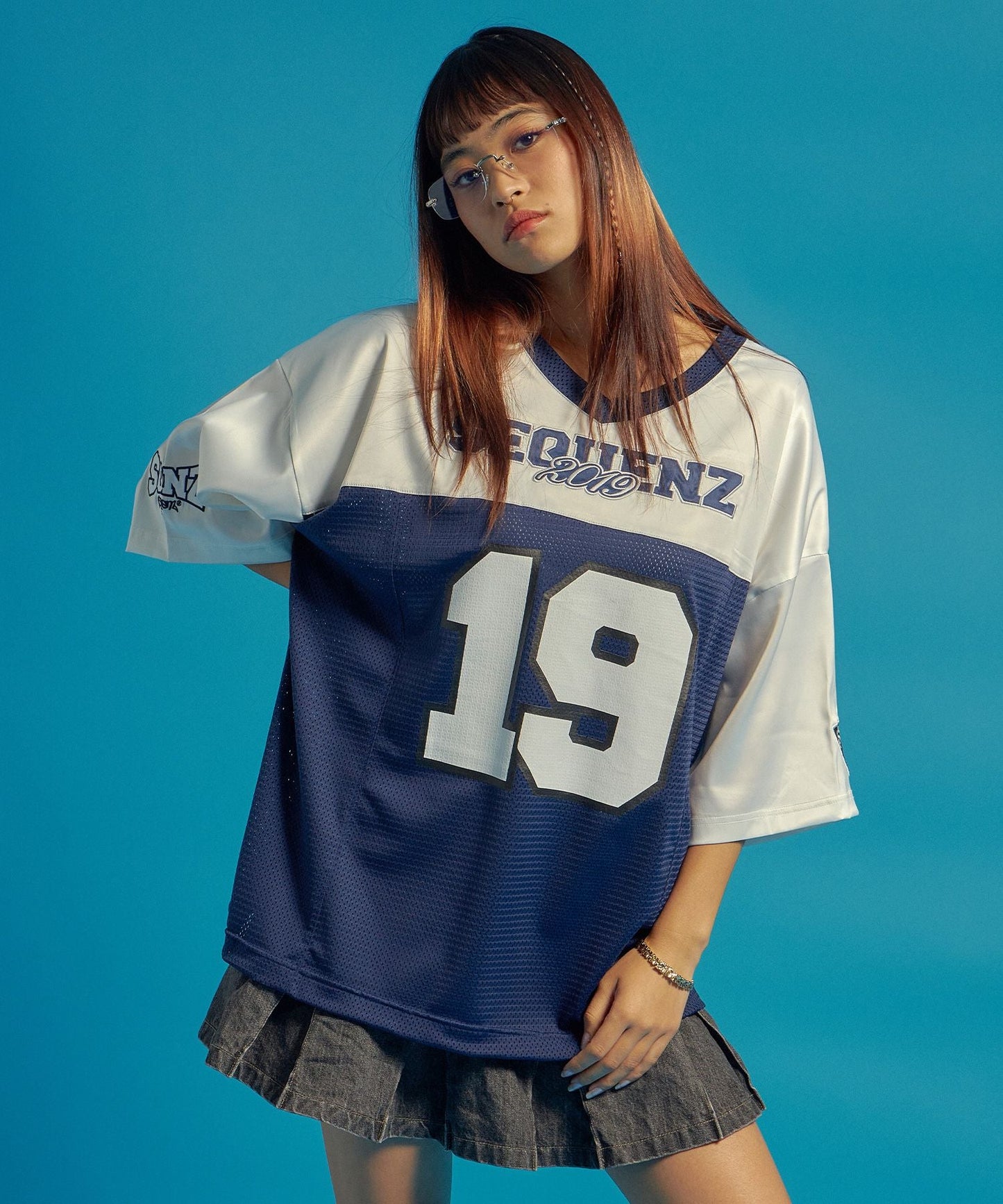 SQNZ FOOTBALL CLUB T-SHIRTS / ゲームシャツ 半袖 ブロークコア Vネック 刺繍 ネイビー