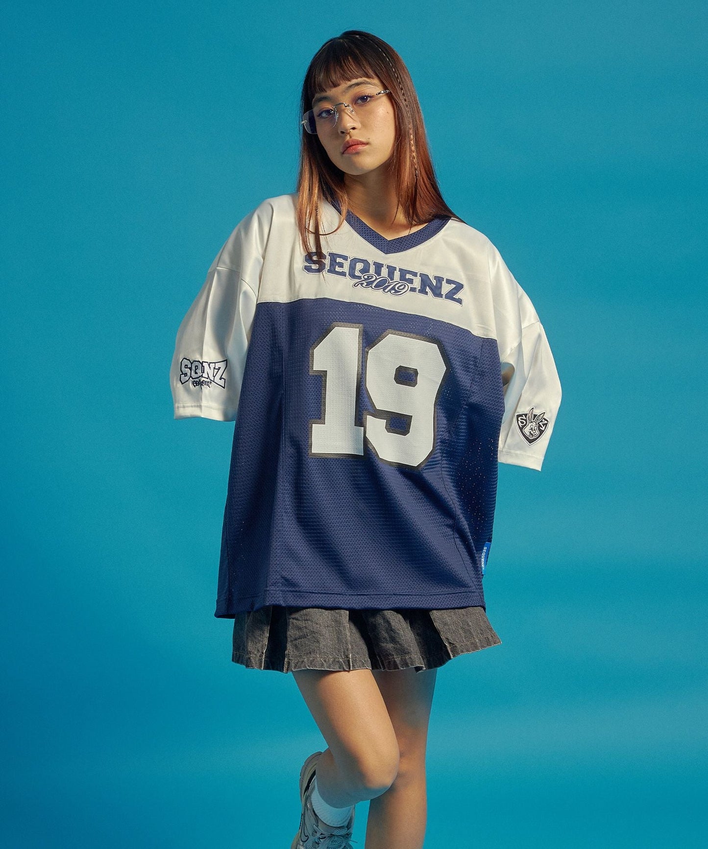 SQNZ FOOTBALL CLUB T-SHIRTS / ゲームシャツ 半袖 ブロークコア Vネック 刺繍 ネイビー