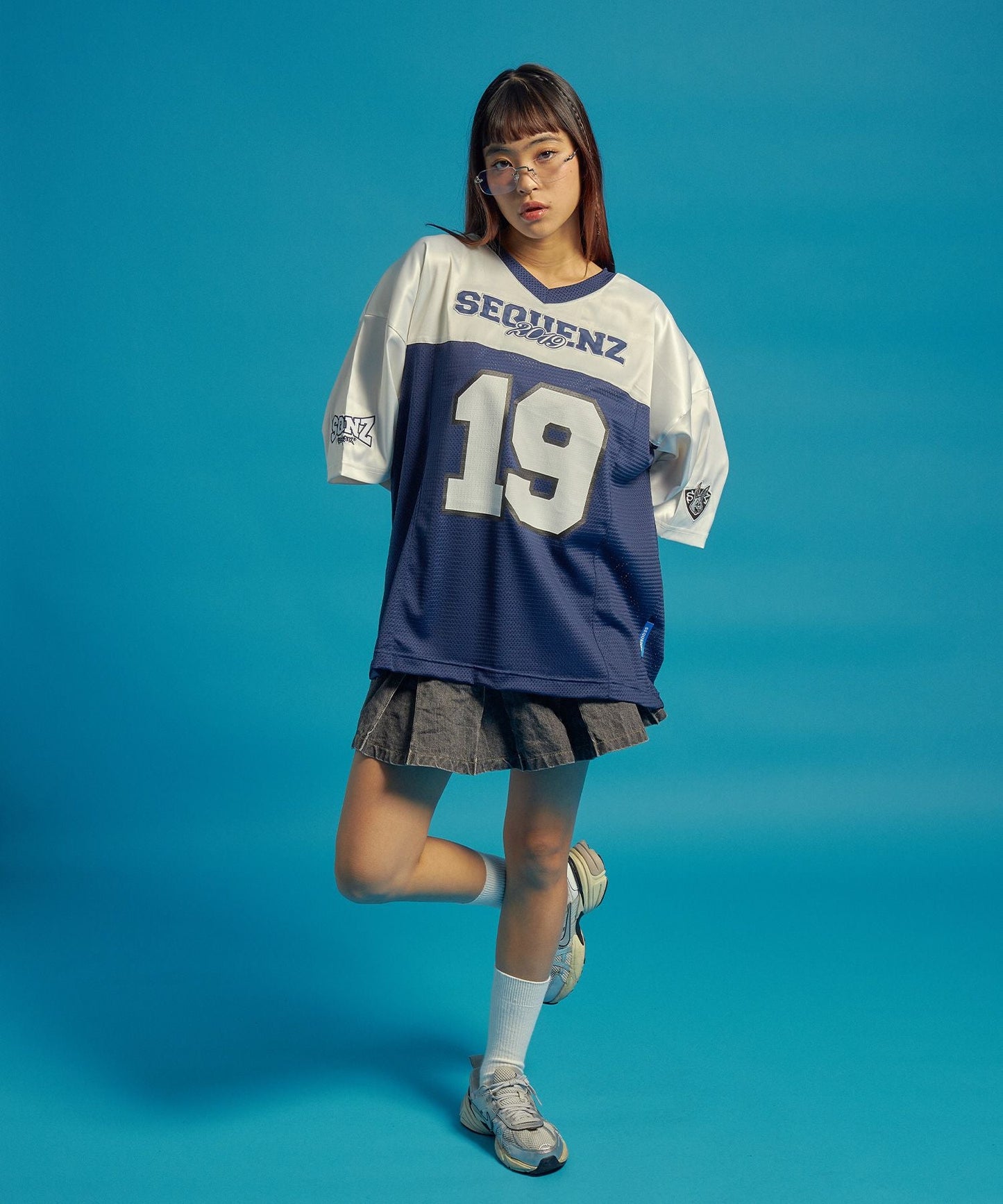 SQNZ FOOTBALL CLUB T-SHIRTS / ゲームシャツ 半袖 ブロークコア Vネック 刺繍 ネイビー