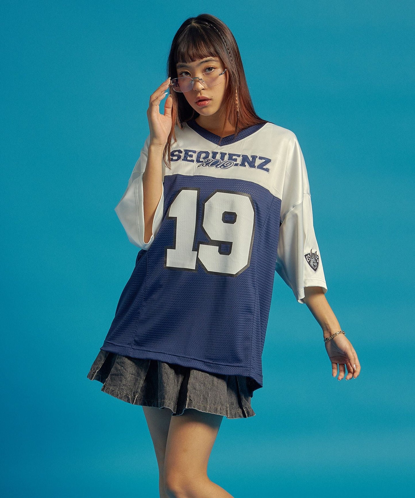 SQNZ FOOTBALL CLUB T-SHIRTS / ゲームシャツ 半袖 ブロークコア Vネック 刺繍 ネイビー