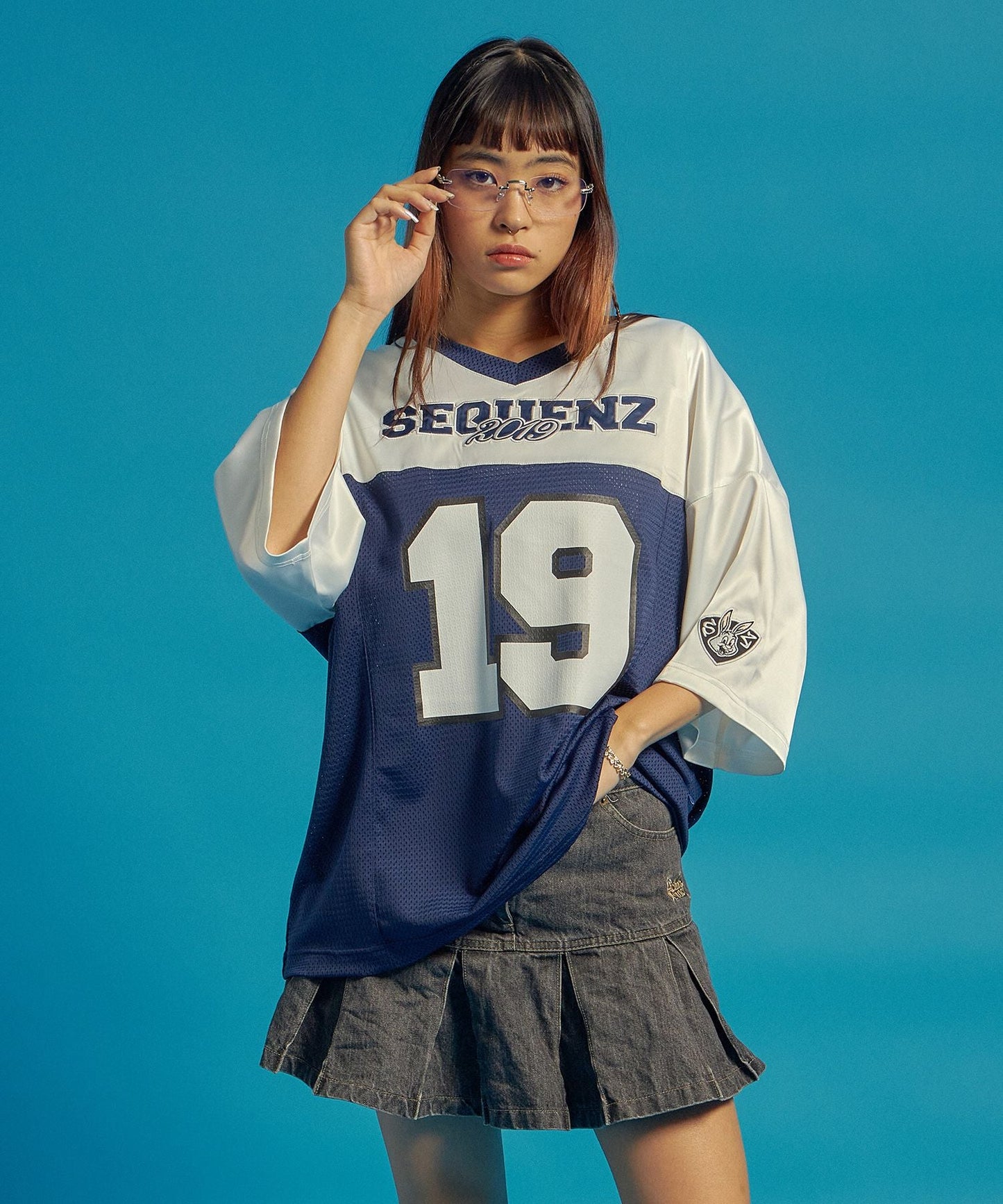 SQNZ FOOTBALL CLUB T-SHIRTS / ゲームシャツ 半袖 ブロークコア Vネック 刺繍 ネイビー