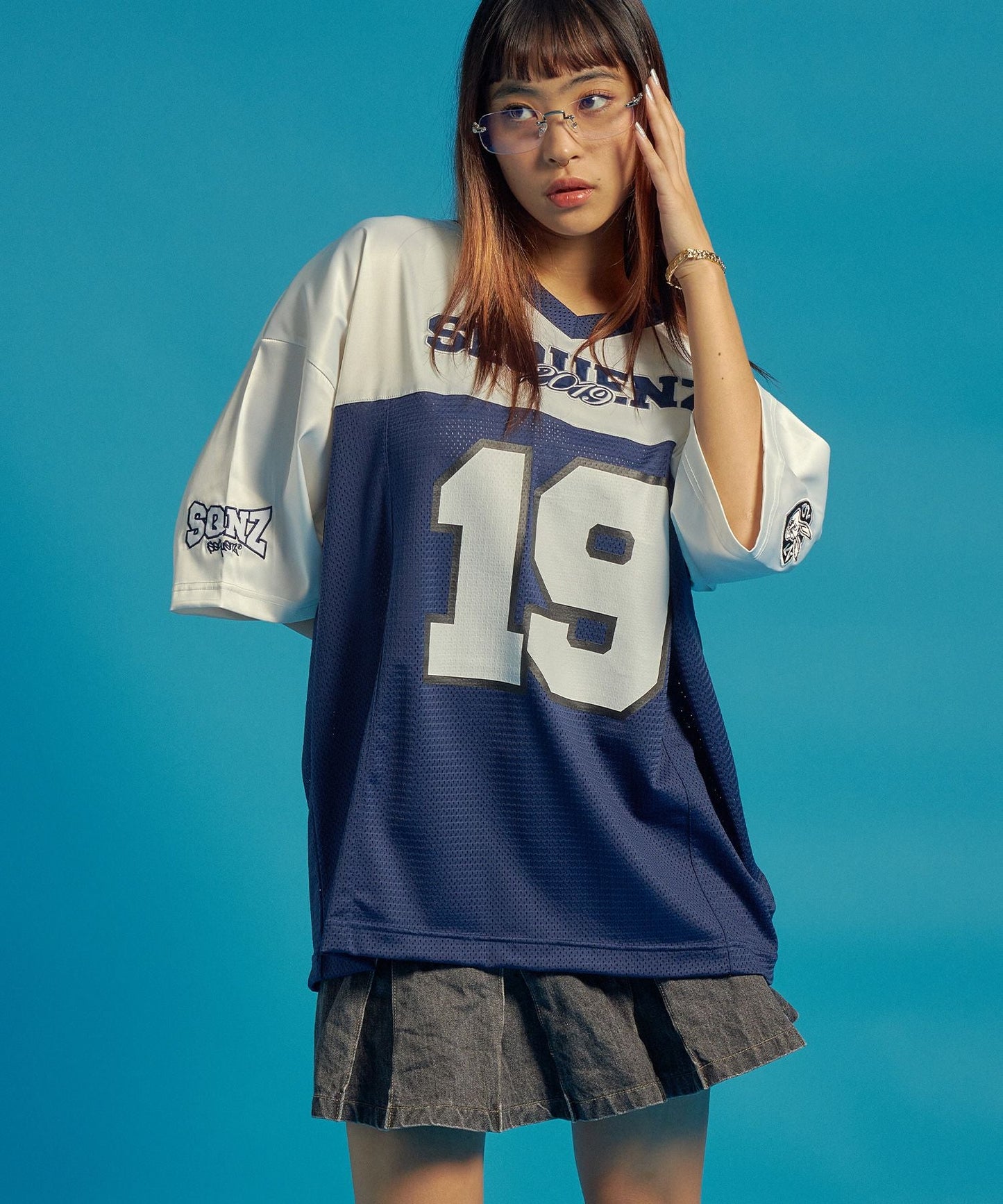 SQNZ FOOTBALL CLUB T-SHIRTS / ゲームシャツ 半袖 ブロークコア Vネック 刺繍 ネイビー