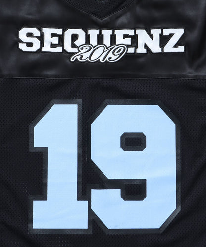 SQNZ FOOTBALL CLUB T-SHIRTS / ゲームシャツ 半袖 ブロークコア Vネック 刺繍 ブラック