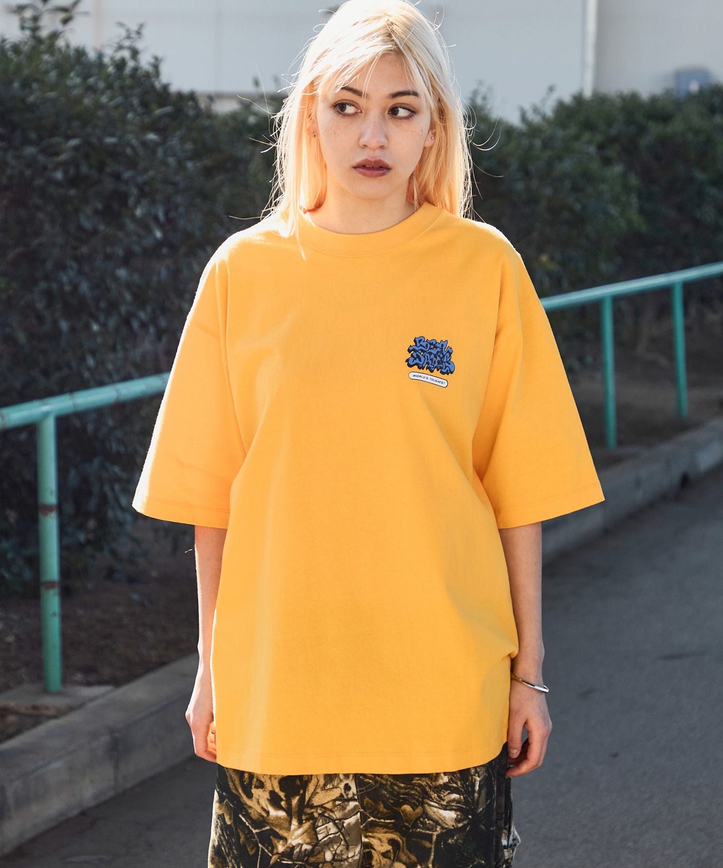 OVERLAP TEE / Tシャツ グラフィティ クルーネック オーバーサイズ ワンポイント イエロー