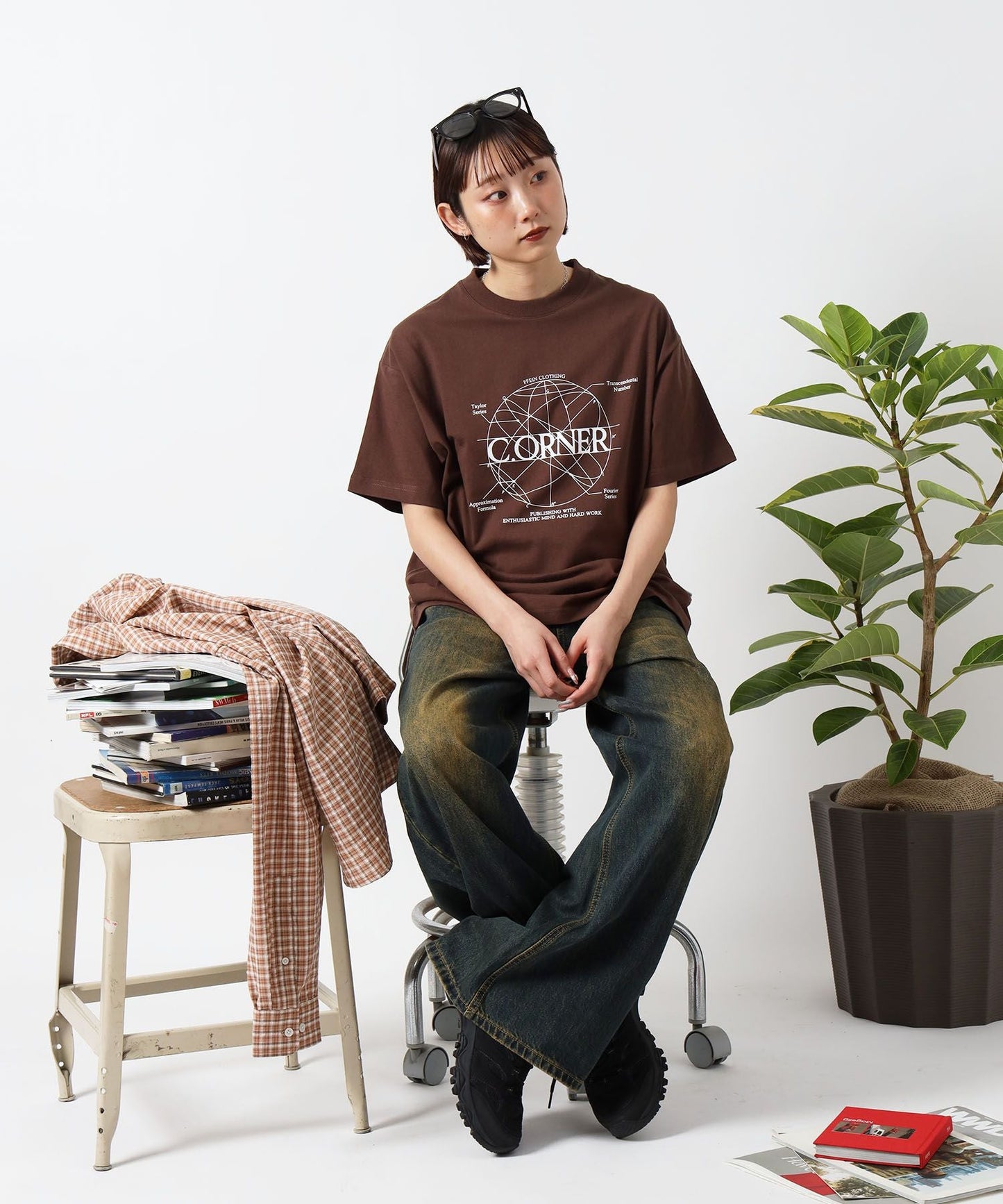 サークルアート線画プリントTシャツ / 男女兼用 レギュラーサイズ ワンポイント シンプル アートT ブラウン