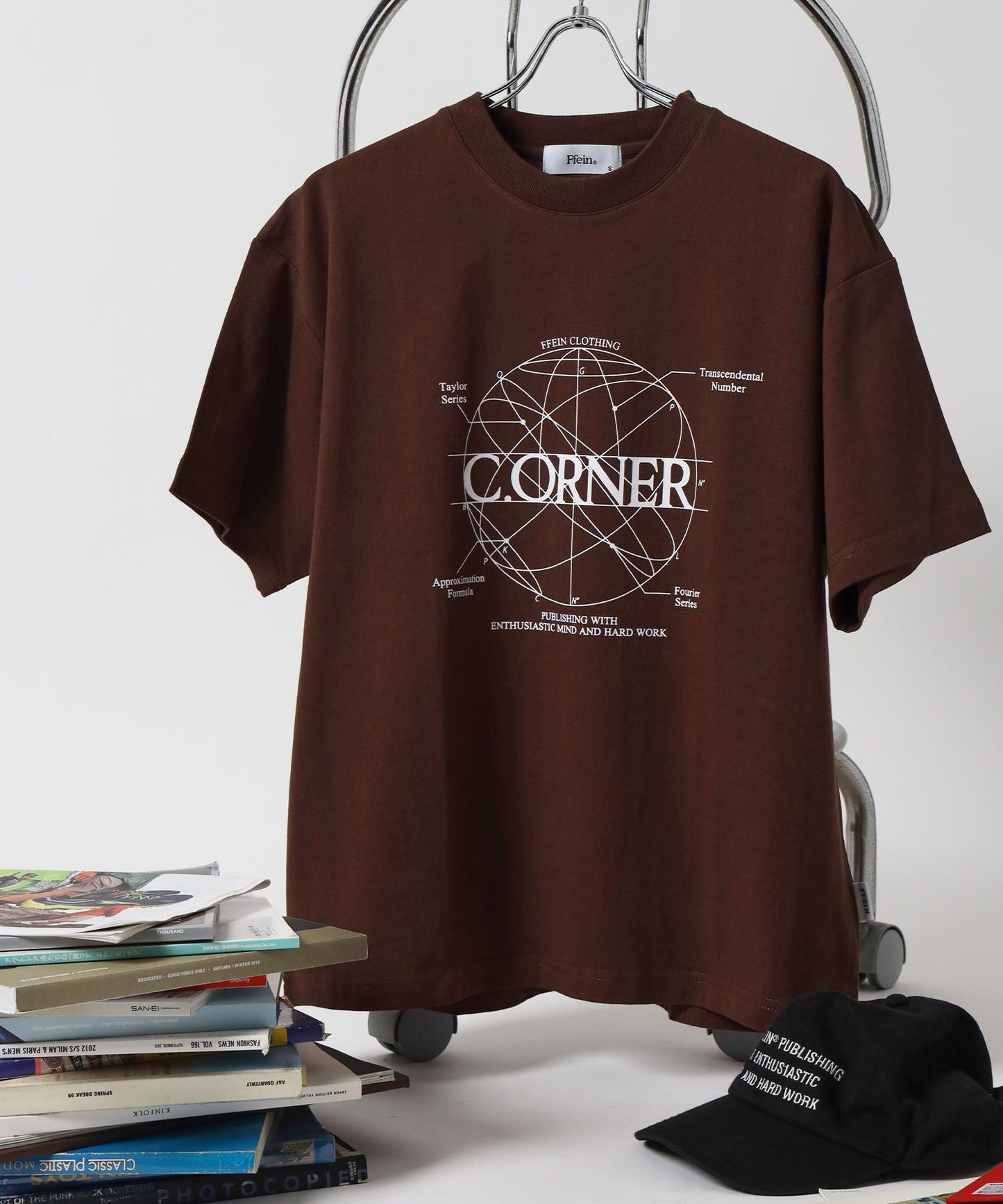 サークルアート線画プリントTシャツ / 男女兼用 レギュラーサイズ ワンポイント シンプル アートT ブラウン